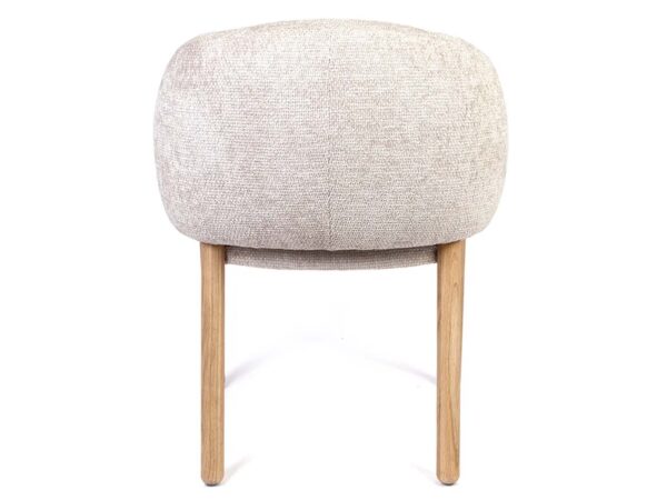 Beżowe krzesło tapicerowane z zaokrąglonym oparciem na drewnianych nogach