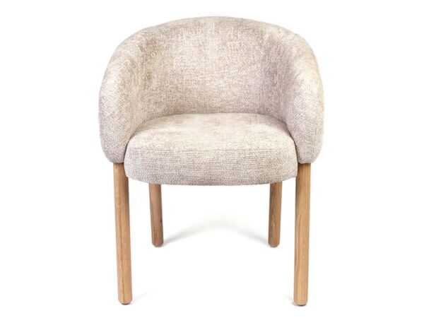 Beżowy fotel tapicerowany z zaokrąglonym oparciem na drewnianych nogach