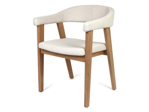 Kremowe krzesło tapicerowane z podłokietnikami na dębowych nogach