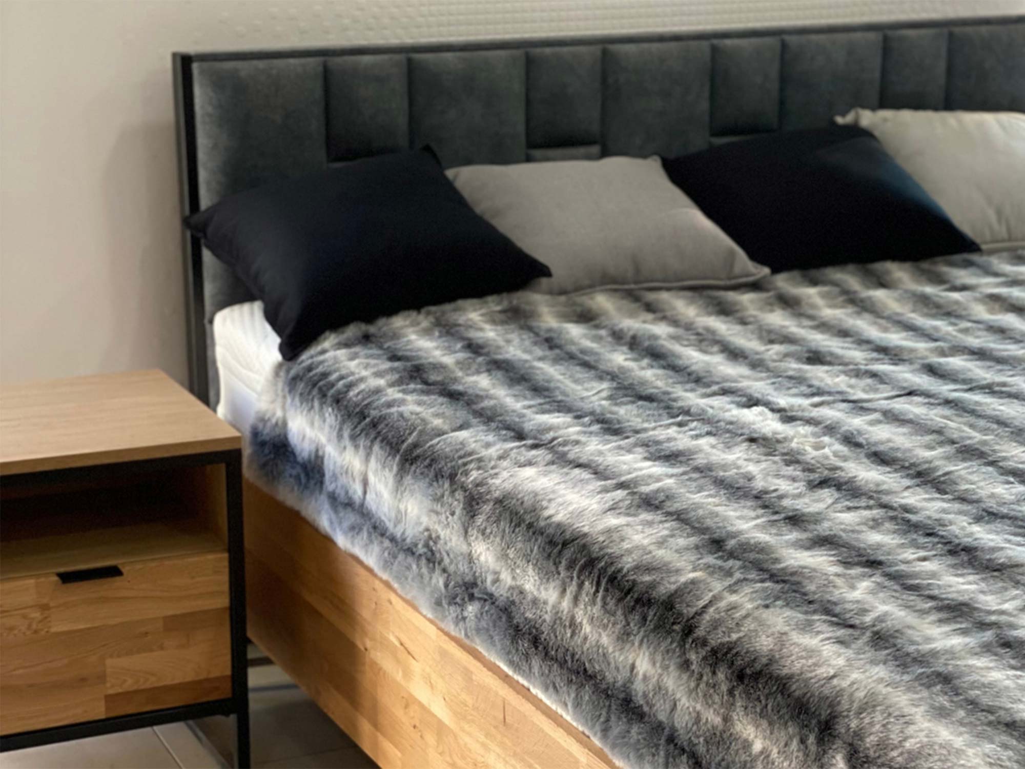 Szara szafka RTV z frezowaniem i złotymi detalami