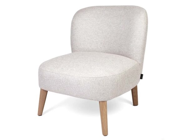 Kremowy fotel tapicerowany bez podłokietników na drewnianych nóżkach