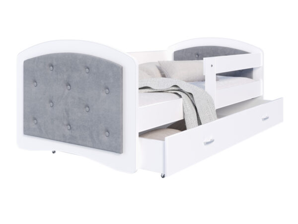 Białe łóżko dziecięce z tapicerowanym szarym zagłówkiem i szufladą