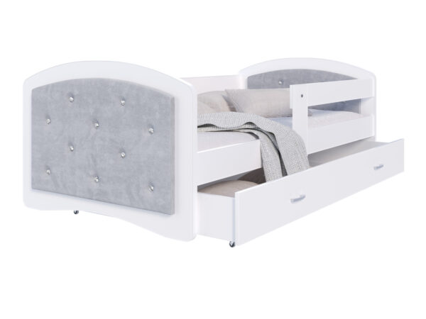 Białe łóżko dziecięce z tapicerowanym zagłówkiem i szufladą