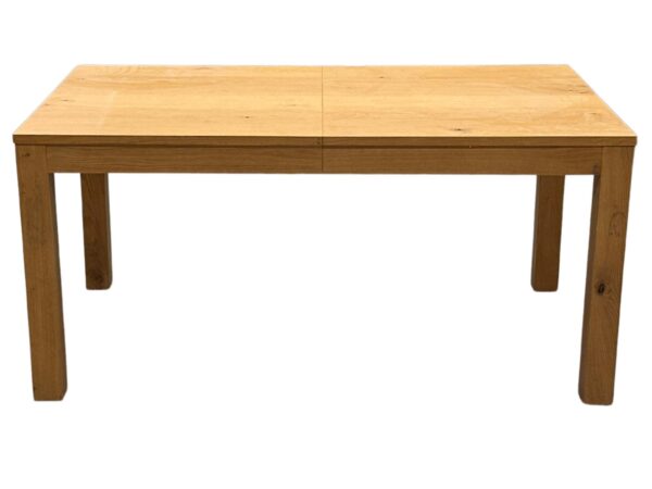 Stół dębowy jadalniany rozkładany na białym tle widok perspektywiczny