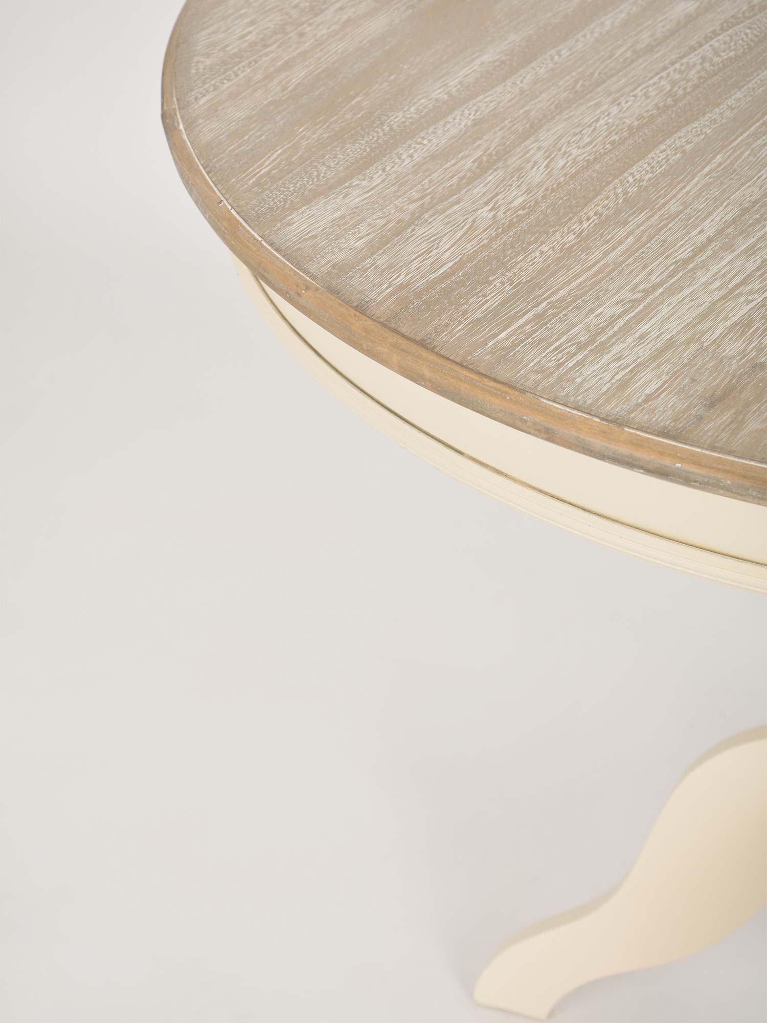 Okrągły stolik prowansalski kremowy zbliżenie blatu