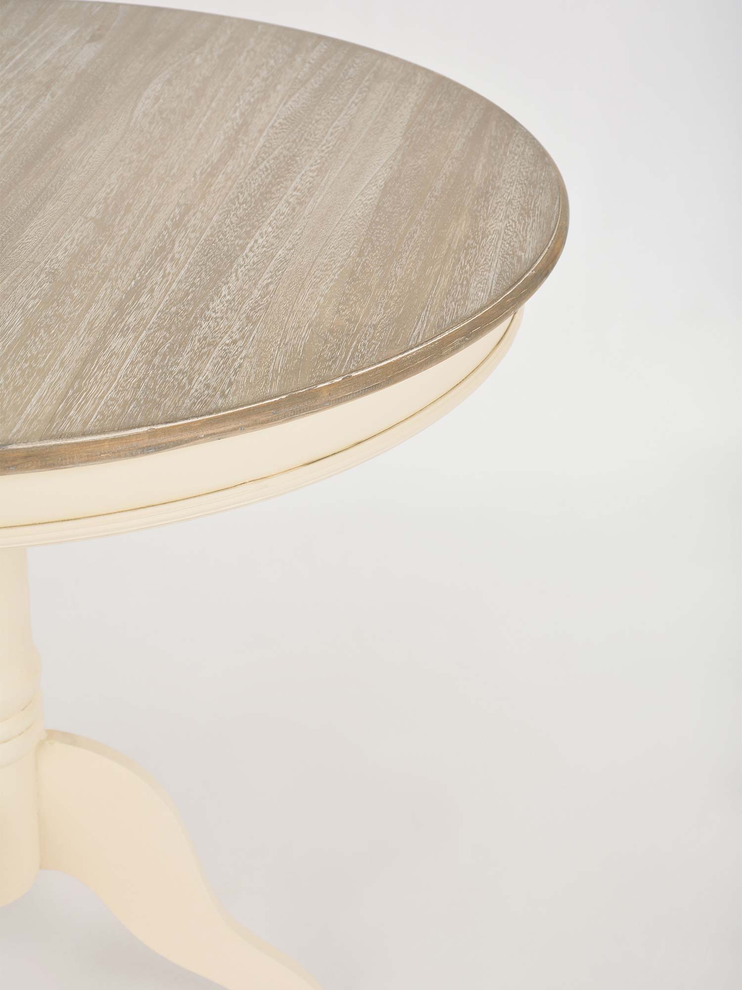 Kremowy stolik okrągły prowansalski widok boczny