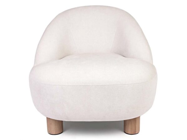 Kremowy fotel tapicerowany na grubych drewnianych nóżkach