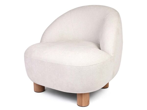 Kremowy fotel tapicerowany z zaokrąglonym oparciem na drewnianych nóżkach