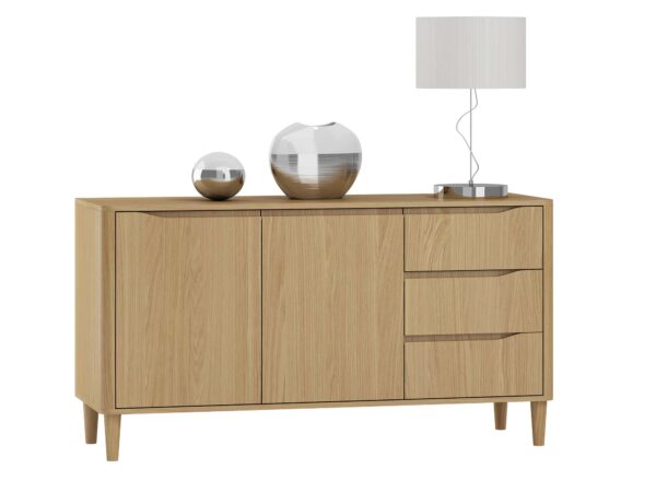 Szeroka dębowa komoda z parą drzwi i trzema szufladami