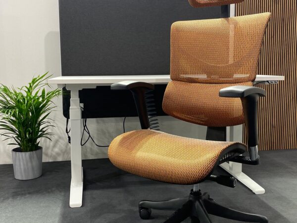 Ergonomiczny fotel biurowy pomarańczowy z siatką i zagłówkiem