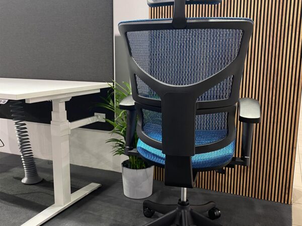 Ergonomiczny fotel biurowy niebieski z regulowanym zagłówkiem i siatką