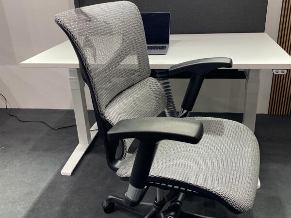 Ergonomiczny fotel biurowy szary z siatki z zagłówkiem i podłokietnikami