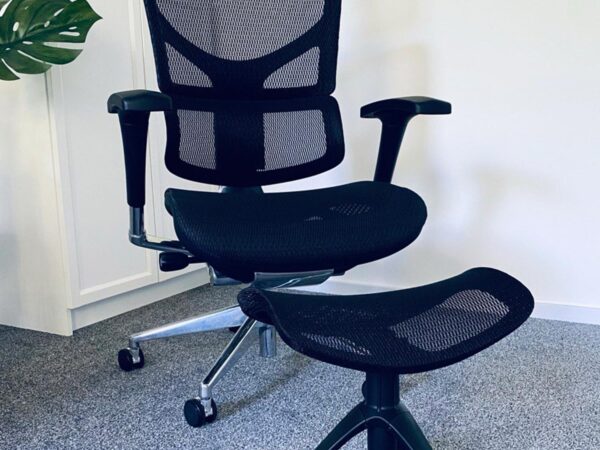 Czarny fotel ergonomiczny siatkowy z podnóżkiem i zagłówkiem