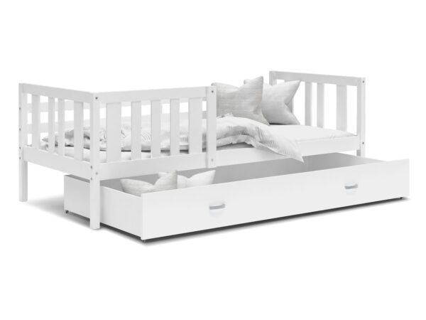 Białe drewniane łóżko dziecięce z barierkami i szufladą