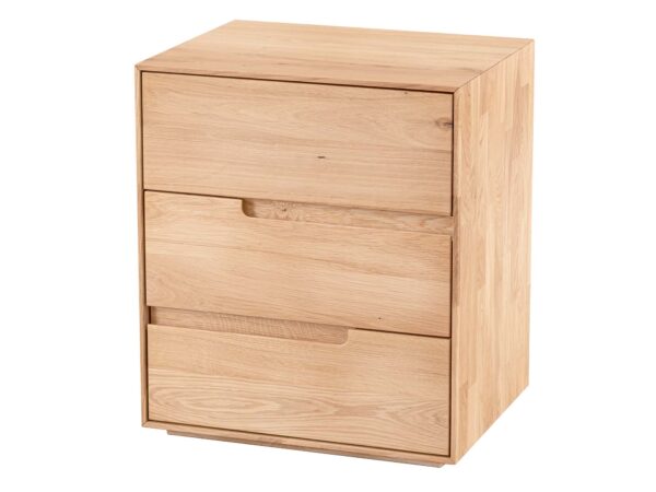 Dębowa szafka nocna trzyszufladowa widok ukośny na białym tle