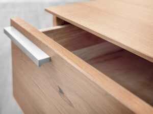 miniaturka Szafka nocna drewniana z litego drewna Arella 2L-RE