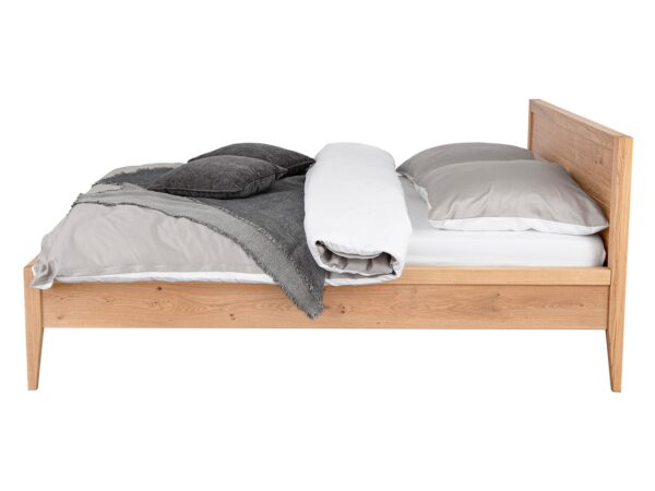 Drewniane łóżko dębowe dwuosobowe z niskim zagłówkiem