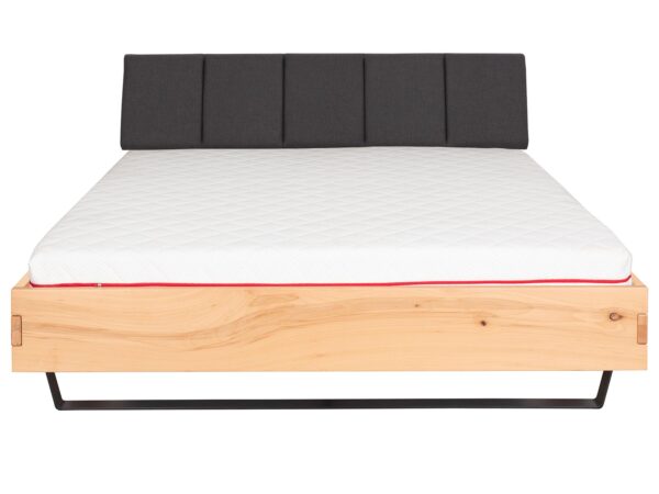 Bukowe łóżko z tapicerowanym zagłówkiem na metalowych płozach