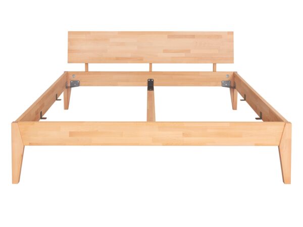 Drewniana rama łóżka bukowego z zagłówkiem i metalowymi łącznikami