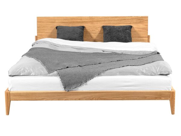 Łóżko dwuosobowe dębowe z wysokim zagłówkiem i drewnianymi nóżkami