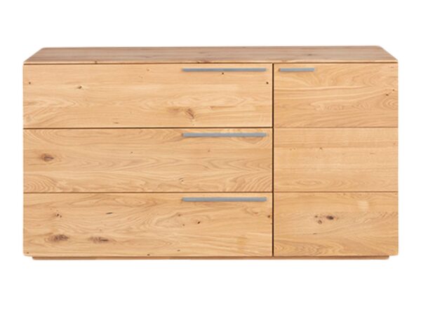 Dębowa komoda trzyszufladowa z drzwiami pełna sylwetka od przodu