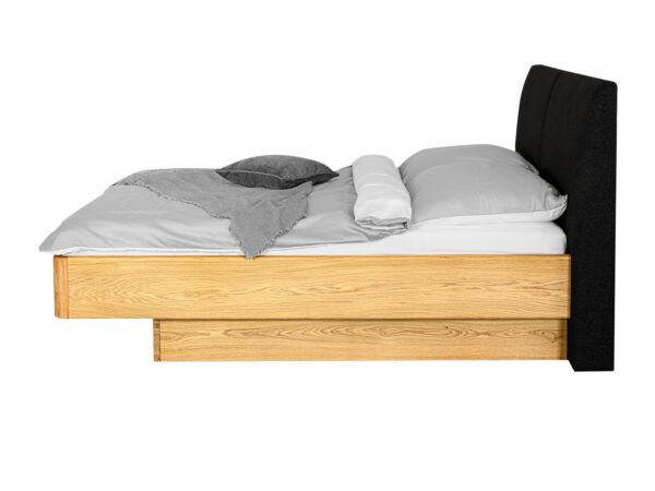 Łóżko dębowe z tapicerowanym czarnym zagłówkiem i szufladą